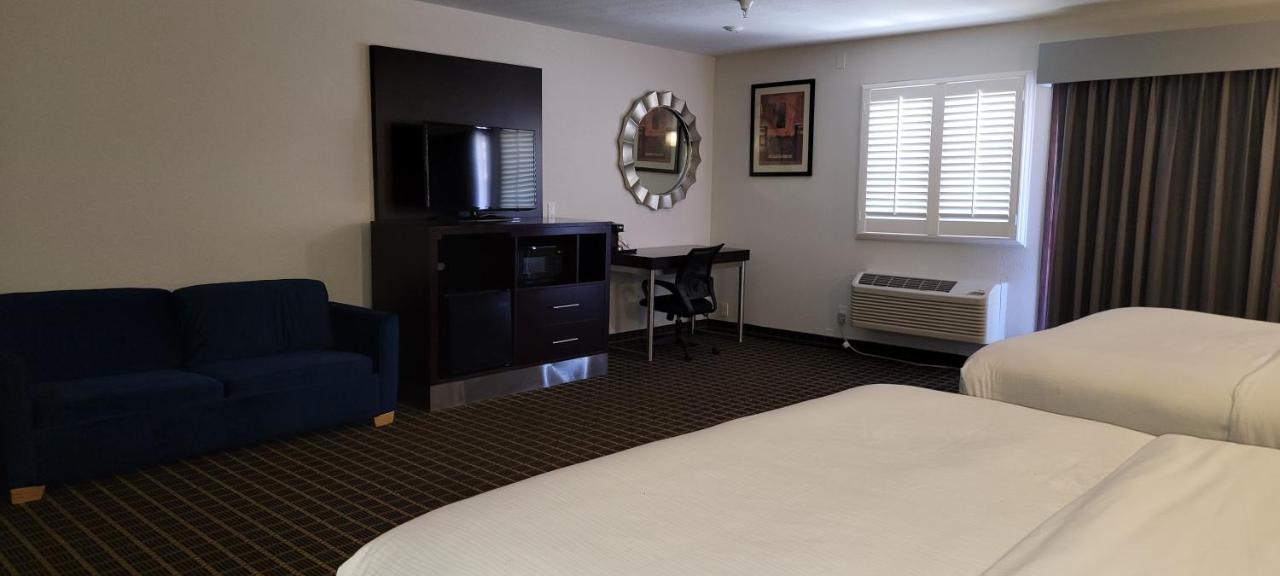Hotel Days Inn&suites Santa Cruz