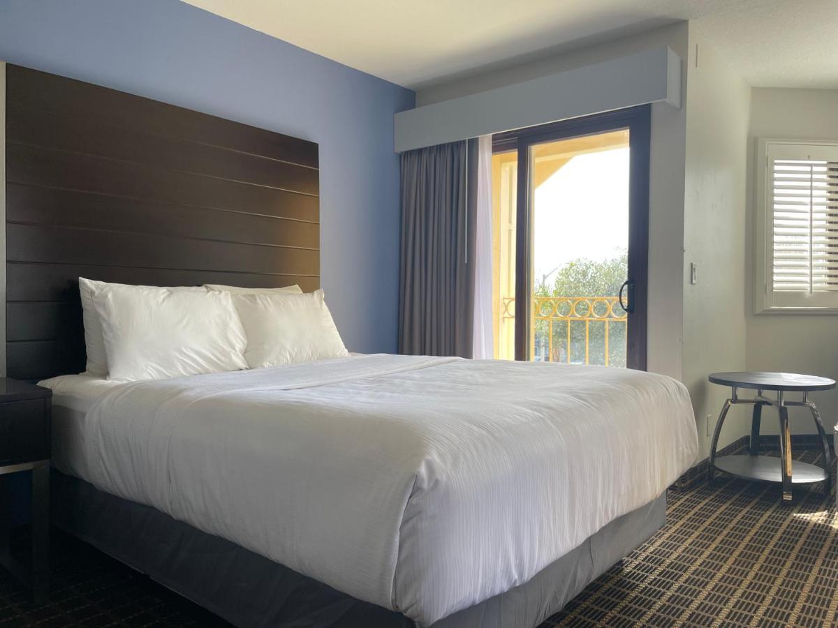 Days Inn&suites Hotel 2*