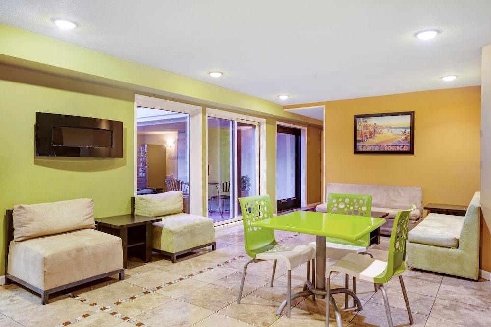 Hotel Days Inn&suites Santa Cruz