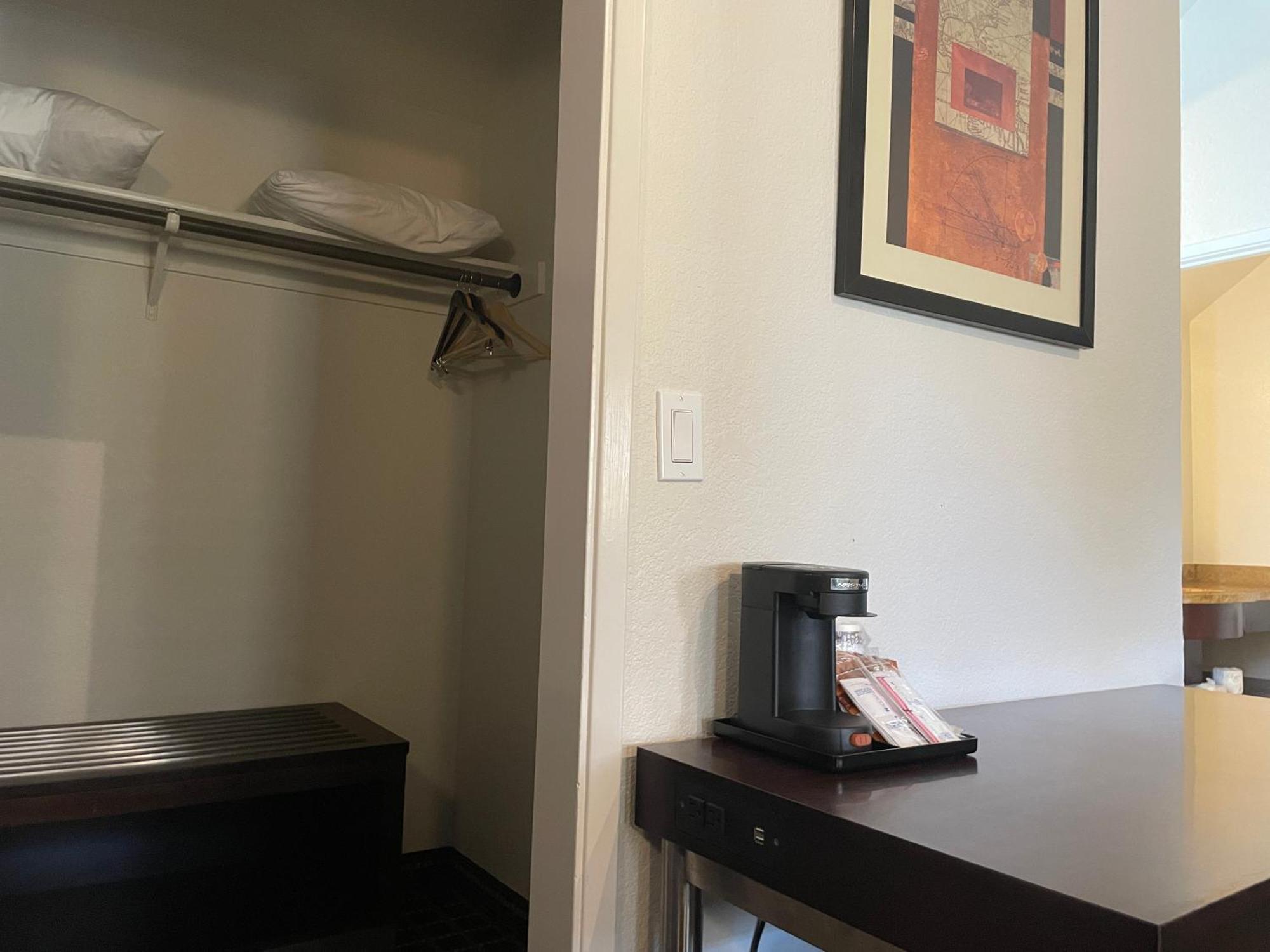 Days Inn&suites Hotel