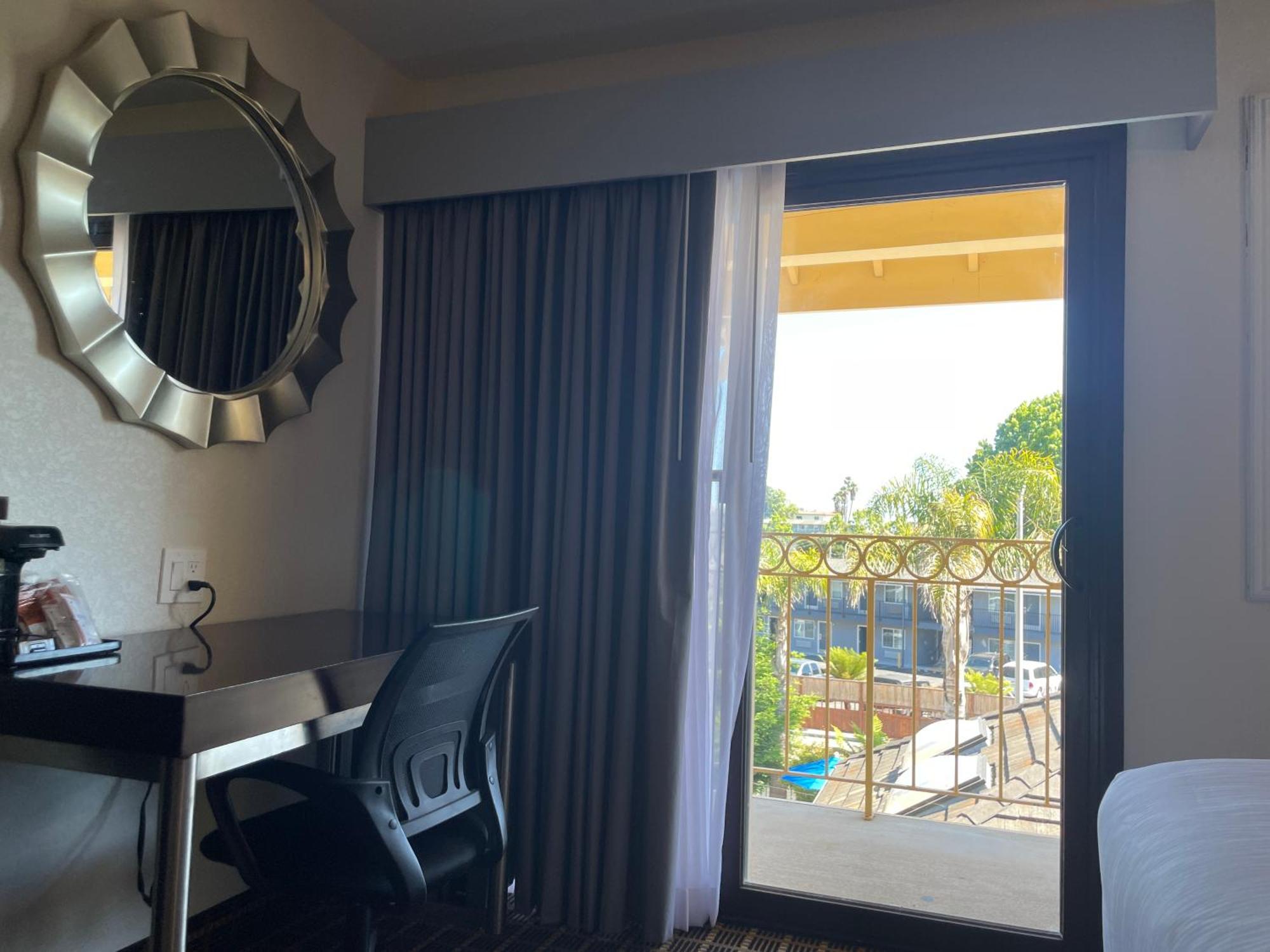 Days Inn&suites Hotel 2*